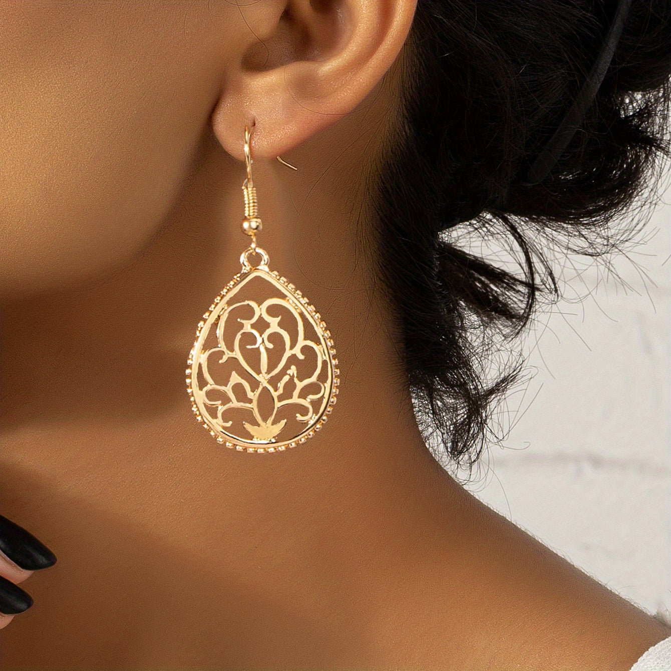 Hollow Golden Flower Pattern Teardrop Dangle Earrings Elegant Style Alloy 14K Gold Plated Jewelry Delicate Female Gift