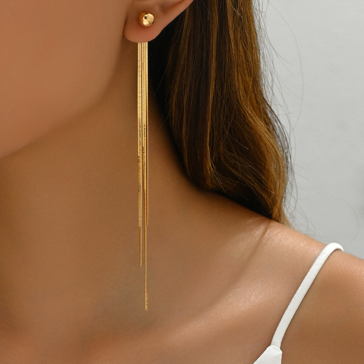 A pair of golden gold-plated jewelry tassels with creative design, elegant, fashionable, simple and versatile earrings, perfect choice for daily gift giving and party wearing for girls and women