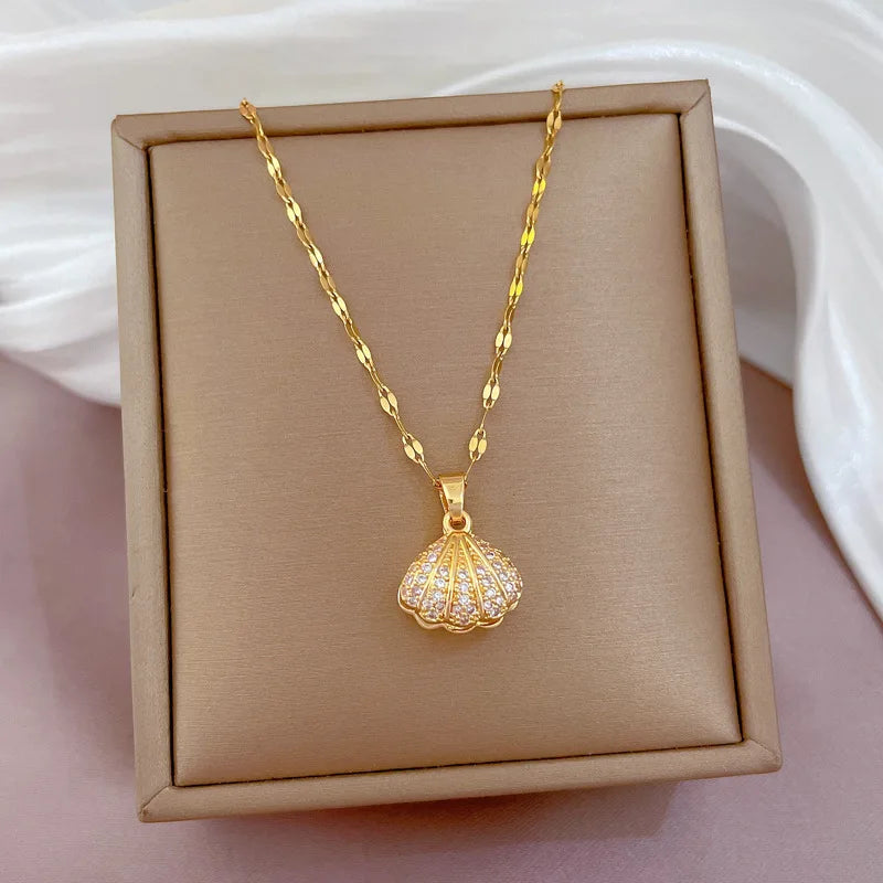 Elegant Shell Pearl Necklace - Delicate Clavicle Chain with Pendant